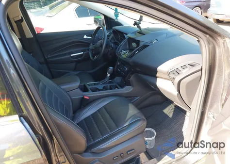 2017 Ford Escape Titanium z USA, uszkodzony, nr VIN 1FMCU0J97HUC92616